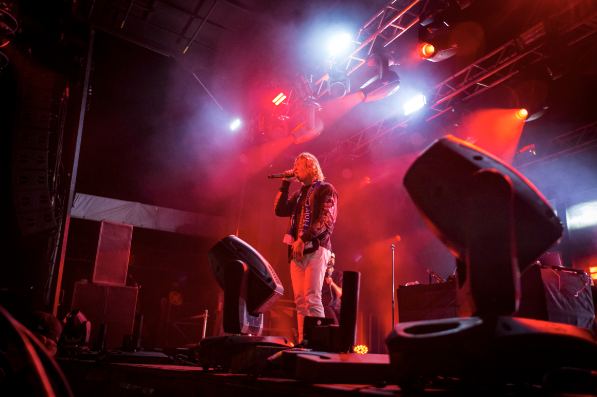 The Kid LAROI performs on campus.