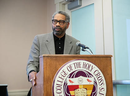 Woods Hole Oceanographic Institute marine biologist Tim Shank talks to a marine biology class.