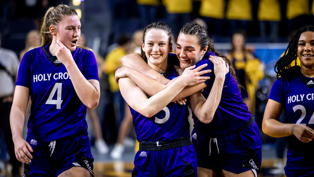 Kaitlyn Flanagan on the basketball court with her teammates