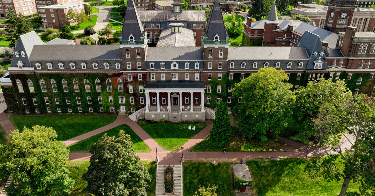 Holy Cross Will Cover Tuition Cost for Families Earning Under 100,000