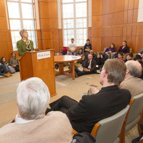 Veteran Journalist Cokie Roberts Speaks on Campus | Holy Cross Magazine