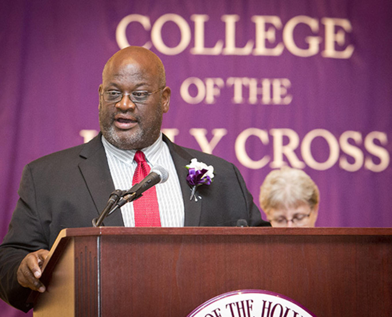Rev. John H. Vaughn ’82 offers remarks after receiving the 2015 Sanctae Crucis Award. Image by Shannon Power Photography