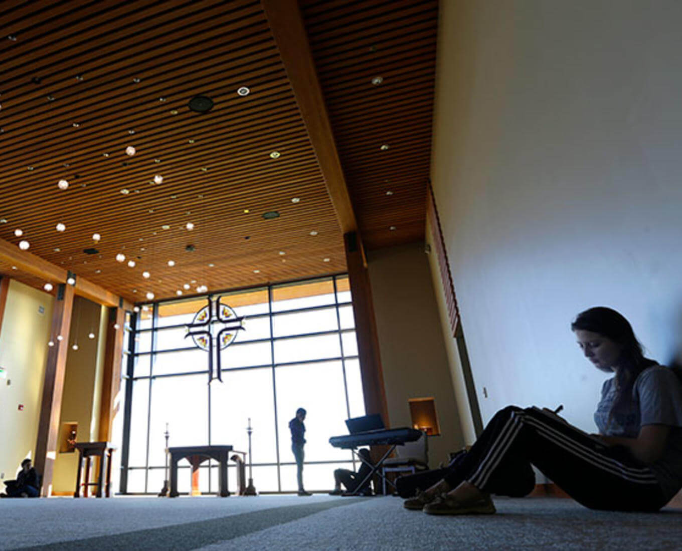 The Thomas P. Joyce ’59 Contemplative Center is a 33,800 square-foot complex featuring a chapel, meeting rooms, dining room, and bedrooms for 60 individuals in a lodge-like atmosphere removed from the regular bustle of campus life. Photo by: Tom Rettig